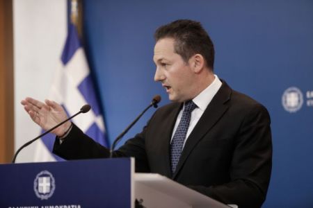 Πέτσας: Η κυβέρνηση έκανε εξαντλητικό διάλογο 2,5 μηνών με τους φορείς των νησιών για τα κλειστά κέντρα