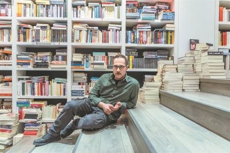 Ενας μπόμπιρας στα μνήματα