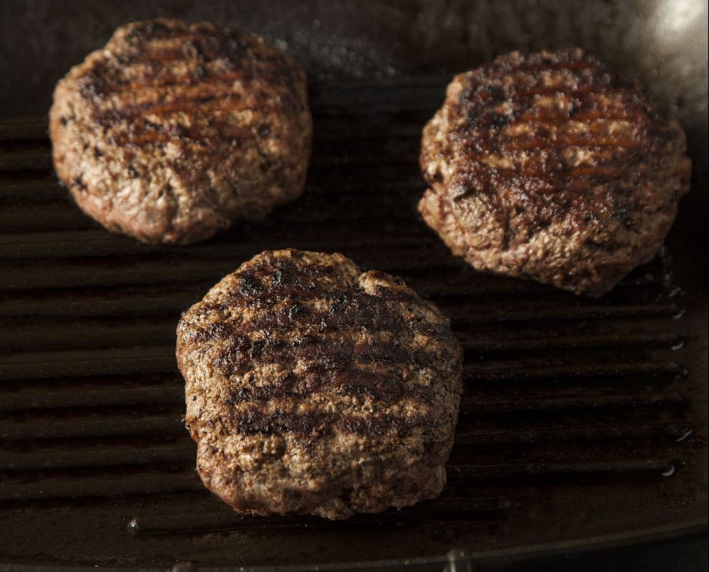 Μπιφτέκι με λιαστή ντομάτα και βασιλικό