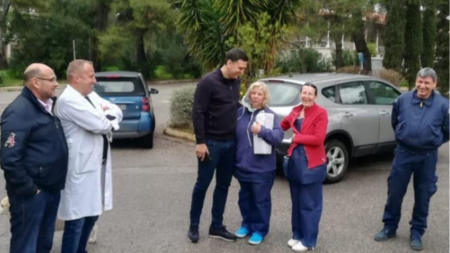 Κορωνοϊός: Επίσκεψη Κικίλια στους δύο Έλληνες στο «Σωτηρία»