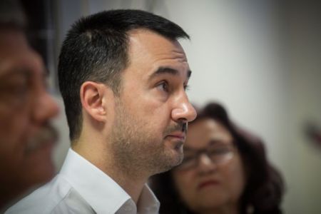 Χαρίτσης κατά κυβέρνησης: Μεταθέτει στην κοινωνία τις δικές της ευθύνες για το προσφυγικό