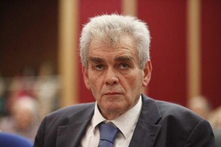 Βρώμικο πόλεμο εναντίον του καταγγέλλει ο Παπαγγελόπουλος