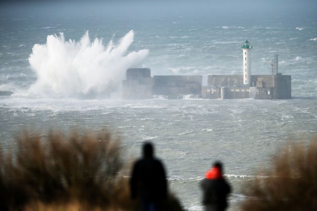 Τρεις νεκροί από την καταιγίδα Ντένις στη Βρετανία – Μεγάλες καταστροφές