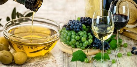 Εξαιρούνται εκ νέου τα προϊόντα ελιάς, τυριά και κρασιά της Ελλάδας από τους αμερικανικούς δασμούς