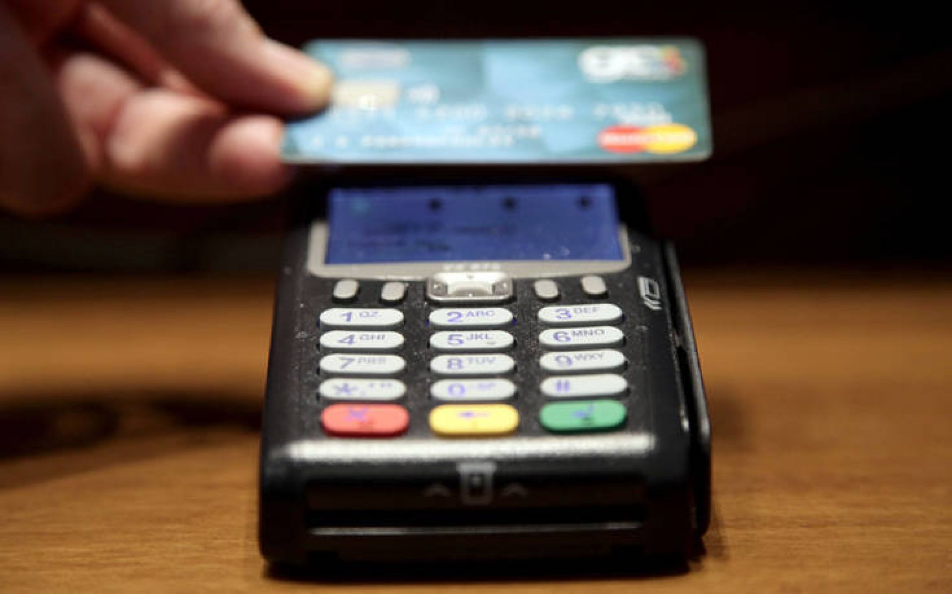 Ηλεκτρονικές αποδείξεις: Πληρωμή με κάρτα ή έξτρα φόρος 22%