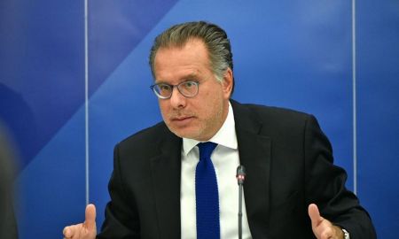 Συνάντηση Κουμουτσάκου με πρέσβεις Κύπρου, Ιταλίας, Ισπανίας για το προσφυγικό