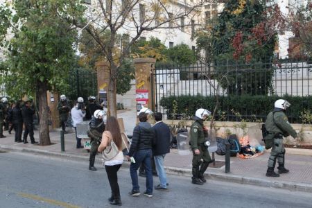 Eνταση έξω από το Οικονομικό Πανεπιστήμιο σε επιχείρηση της ΕΛ.ΑΣ για το παρεμπόριο