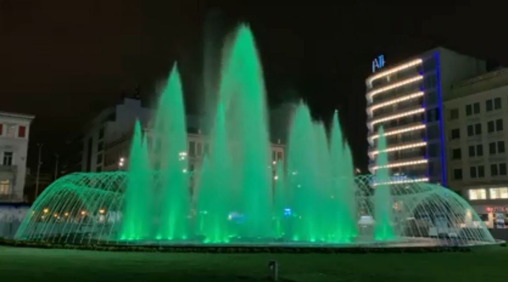 Ομόνοια: Εντυπωσιακές εικόνες από το νέο συντριβάνι τη νύχτα