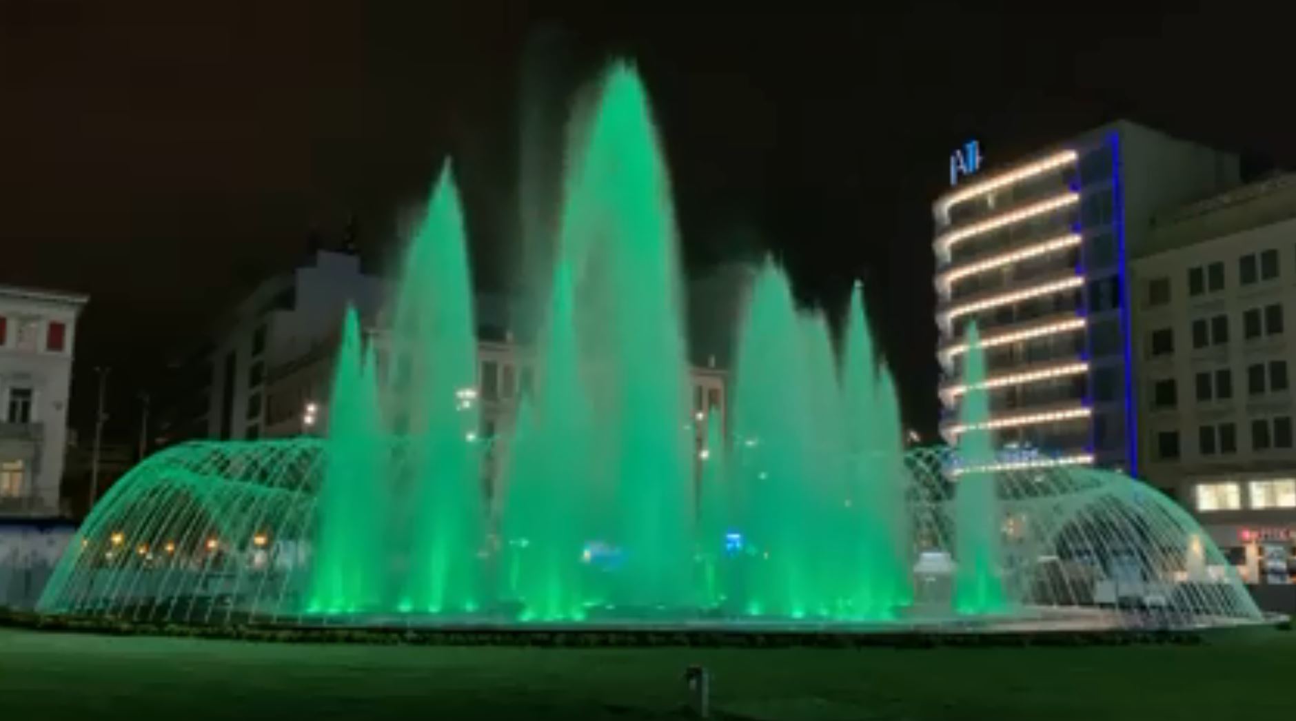 Ομόνοια: Εντυπωσιακές εικόνες από το νέο συντριβάνι τη νύχτα