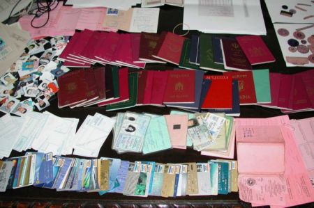 ΕΛΑΣ: Πώς δρούσε το κύκλωμα που προμήθευε κακοποιούς με πλαστές ταυτότητες και διαβατήρια