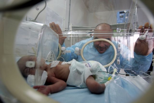 Το «απειλητικό» βλέμμα νεογέννητου μωρό στο γιατρό