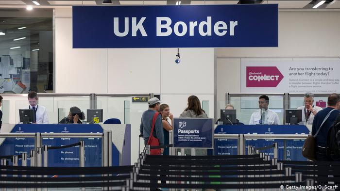 Η Βρετανία περιορίζει τη μετανάστευση