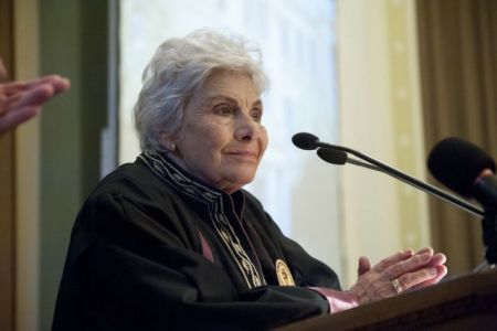 Η Δημουλά διαβάζει Δημουλά – «Όχι, δεν είμαι λυπημένη, σε σωστή ώρα νυχτώνει»