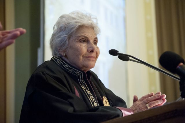 Η Δημουλά διαβάζει Δημουλά – «Όχι, δεν είμαι λυπημένη, σε σωστή ώρα νυχτώνει»