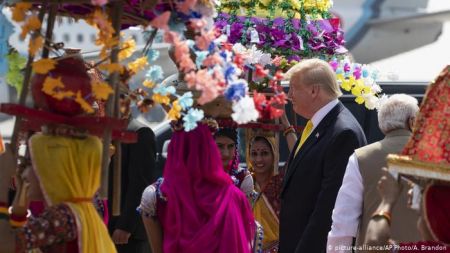 Ο Τραμπ στην Ινδία: σόου, εμπόριο και στο βάθος εκλογές