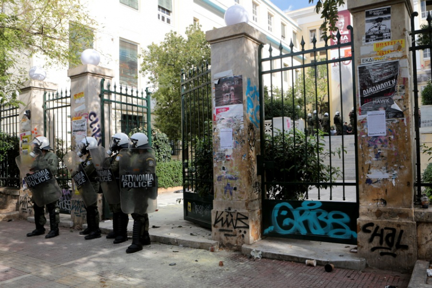 Αστυνομικός εκτός υπηρεσίας έβγαλε όπλο μέσα στην ΑΣΟΕΕ