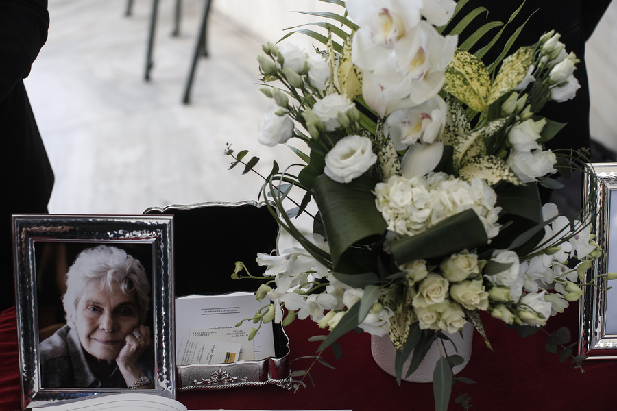 Αποχαιρετισμός στην Κική Δημουλά