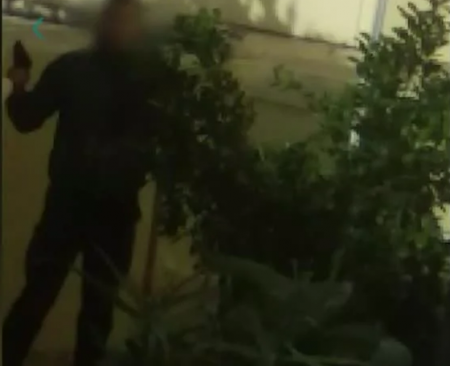 Νέες φωτογραφίες δείχνουν τον ειδικό φρουρό να απειλεί φοιτητές μέσα στην ΑΣΟΕΕ