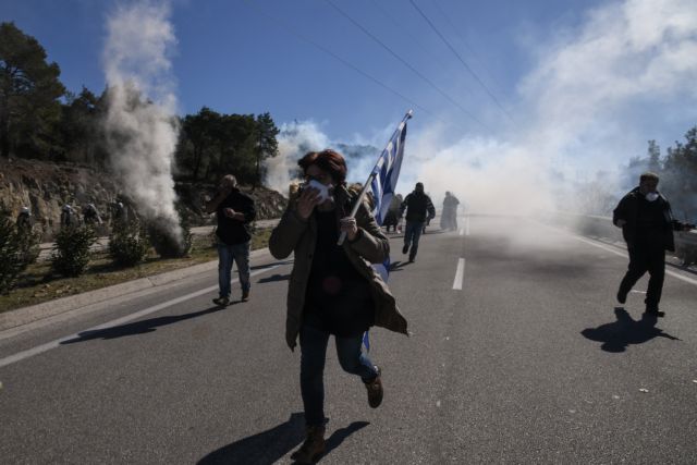 «Πεδίο μάχης» Λέσβος και Χίος για τα κλειστά κέντρα – Γενική απεργία την Τετάρτη