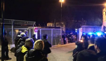 Επεισόδια σε Λέσβο, Χίο με φόντο τα κλειστά κέντρα προσφύγων – Έφτασαν τα μηχανήματα έργων