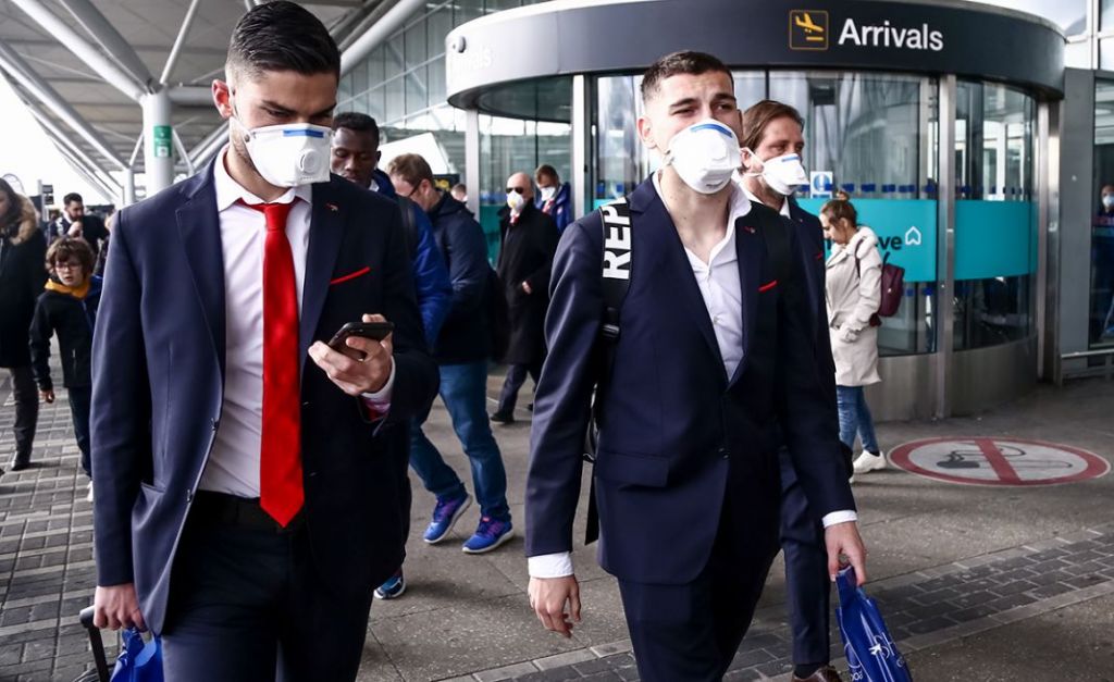 Φορώντας μάσκες προσγειώθηκε στο Λονδίνο η αποστολή του Ολυμπιακού