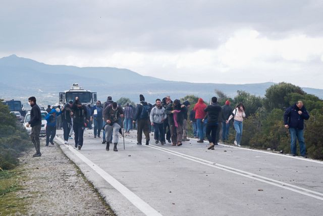 Κλιμακώνεται η ένταση στη Λέσβο: Αστυνομικοί υποστηρίζουν ότι απειλούνται με καραμπίνες