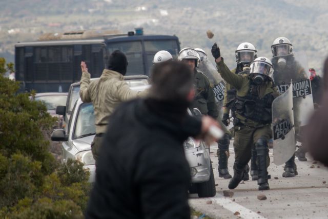 Λέσβος: Αποχωρούν τα ΜΑΤ από Καράβα και Διαβολόρεμα – Επεισόδια και συλλήψεις στη Χίο