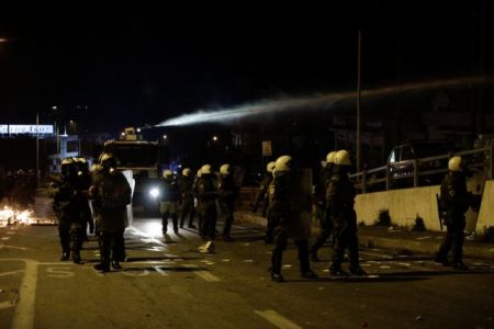 Η ΝΟΔΕ Λέσβου καταδικάζει τη βία των ΜΑΤ