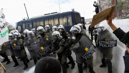 Fierce clashes over migrants between riot police, islanders over permanent detention centres