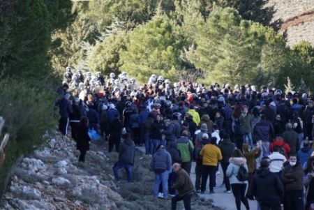 Εκρυθμη η κατάσταση σε Χίο – Λέσβο: επεισόδια, χημικά και γενική απεργία