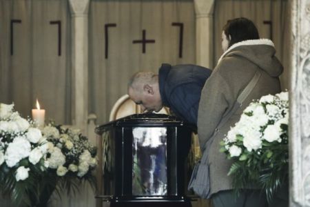 Σε λαϊκό προσκύνημα η σορός του Κώστα Βουτσά [Εικόνες]