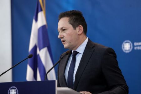 Πέτσας: Η κυβέρνηση δε θα καλούσε τον Μουτζούρη στη σύσκεψη για τις δομές