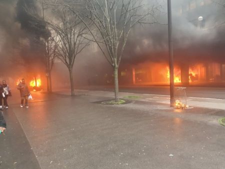 Μεγάλη φωτιά στο Παρίσι – Εκκενώνεται σιδηροδρομικός σταθμός