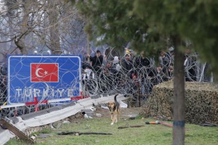 Τουρκικά στρατιωτικά οχήματα συνοδεύουν λεωφορεία με πρόσφυγες στον Έβρο