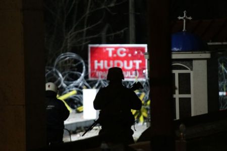 Δύσκολη νύχτα στον Έβρο- Χιλιάδες μετανάστες και πρόσφυγες παραμένουν στα σύνορα