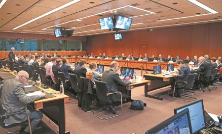 Μέτρα «διαφυγής» από το διπλό σοκ που δέχεται η οικονομία