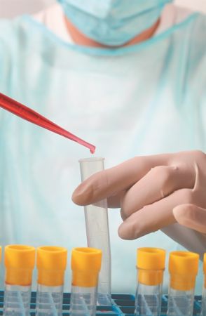 «Το εμβόλιο είναι τουλάχιστον έναν χρόνο μακριά»