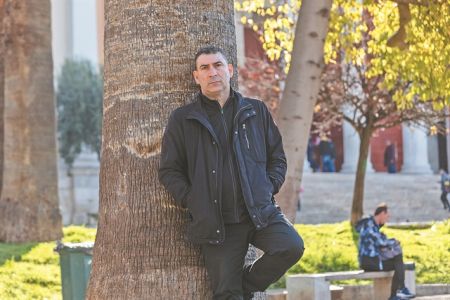 «Θέλω να προκαλέσω σκεπτόμενο γέλιο»