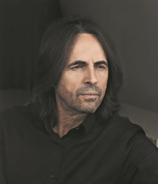 «Αβίαστη έλξη δύο αντίθετων στοιχείων»