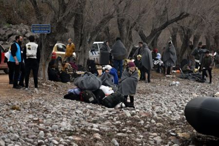 ΣΥΡΙΖΑ-ΚΚΕ:  Αμεση μεταφορά προσφύγων από τα νησιά στην ενδοχώρα