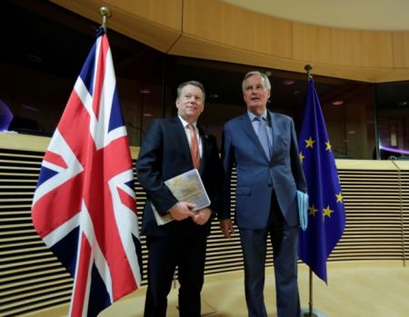 Brexit: Χωρίς… χειραψίες ξεκίνησαν οι διαπραγματεύσεις