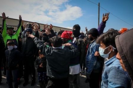 Προσφυγικό: Πετροπόλεμος προσφύγων με δυνάμεις των ΜΑΤ σε Λέσβο και Λήμνο