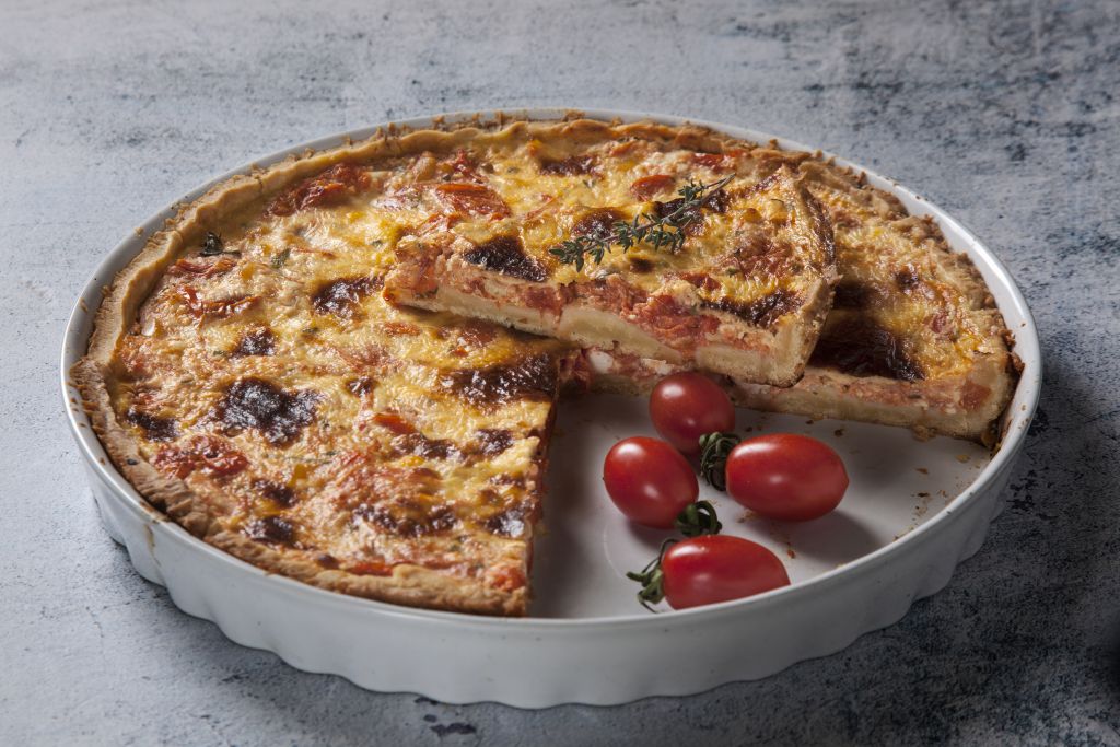 Τάρτα με χωριάτικη ζύμη και ψητά ντοματίνια