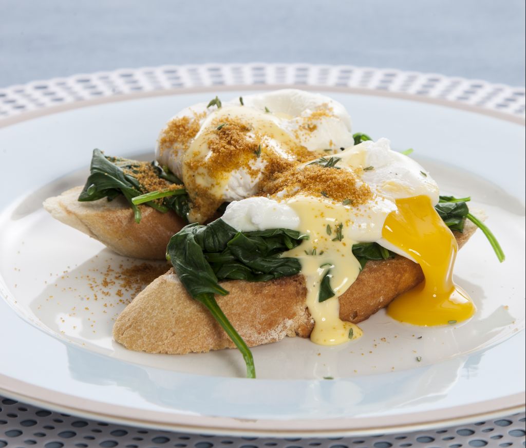 Αβγά Βenedict με αβγοτάραχο