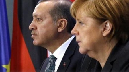 Αναθεώρηση της συμφωνίας για το προσφυγικό με την ΕΕ ζήτησε ο Ερντογάν από τη Μέρκελ