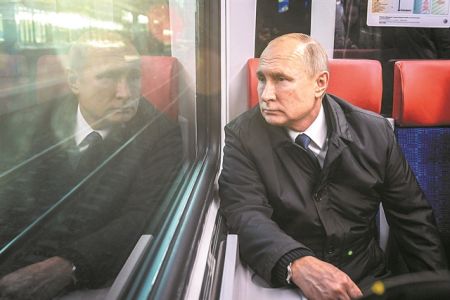 Ο Πούτιν αναθεωρεί την Ιστορία