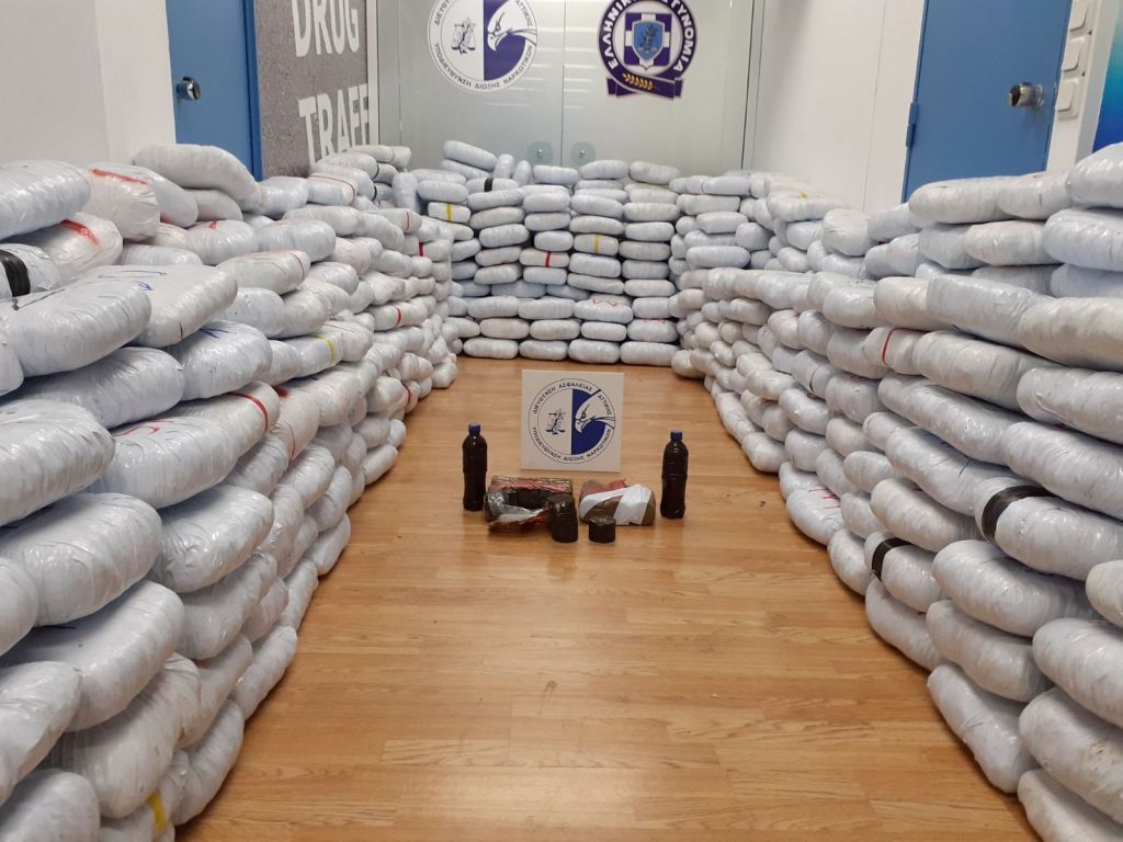 Ηγουμενίτσα: Συνελήφθη ζευγάρι Ιταλών με πάνω από 1 τόνο κάνναβη