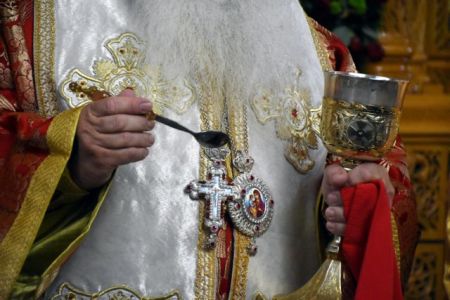 ΣΥΡΙΖΑ: Ο Μητσοτάκης συμφωνεί με την Ιερά Σύνοδο για τον κορωνοϊό;