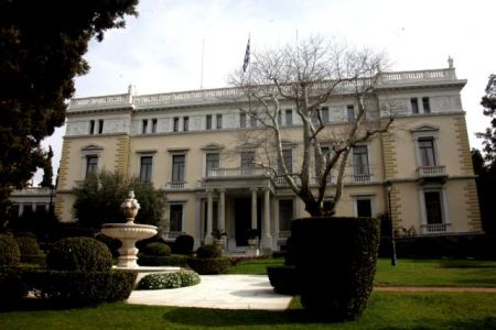 Οταν ο κορωνοϊός έρχεται αντιμέτωπος με τους θεσμούς