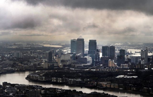 Κορωνοϊός και πετρέλαιο βυθίζουν το Χρηματιστήριο του Λονδίνου – Στα 130 δισ. στερλίνες οι απώλειες
